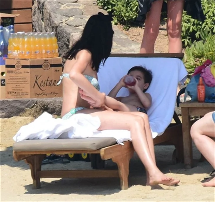 Ahu Yağtu ve Kemal bebek tatilde