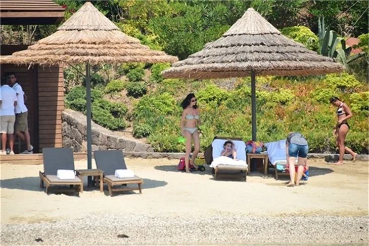Ahu Yağtu ve Kemal bebek tatilde