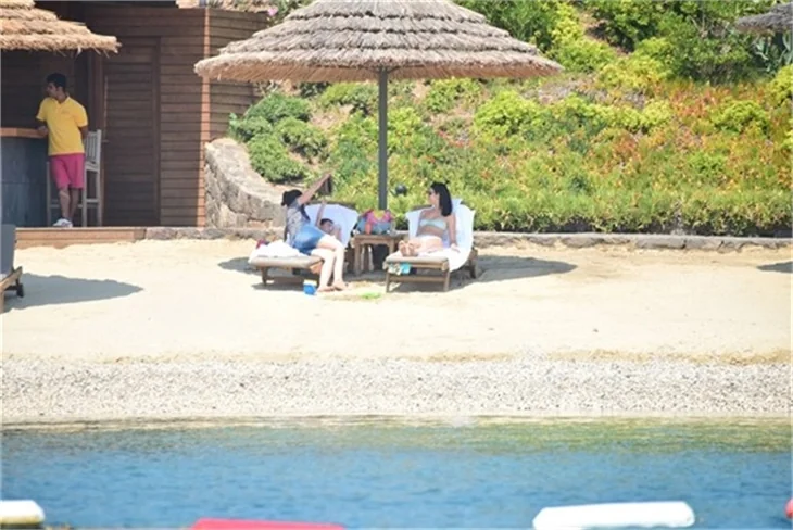 Ahu Yağtu ve Kemal bebek tatilde