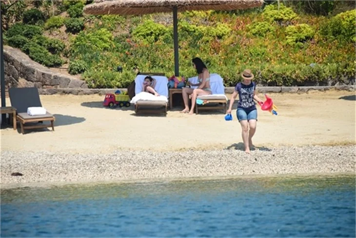 Ahu Yağtu ve Kemal bebek tatilde