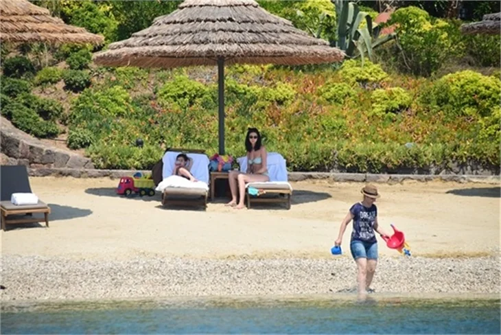 Ahu Yağtu ve Kemal bebek tatilde
