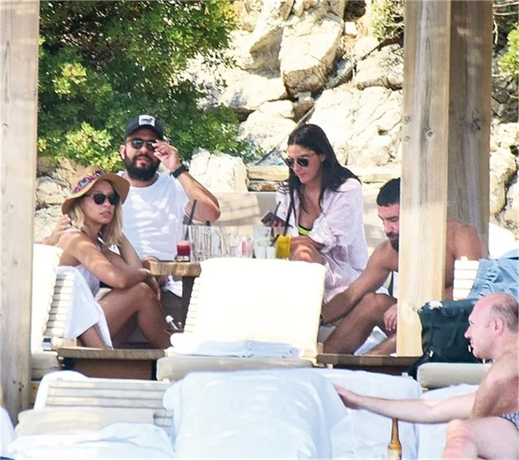 Arda Turan'dan Aslıhan Doğan'a öpücük