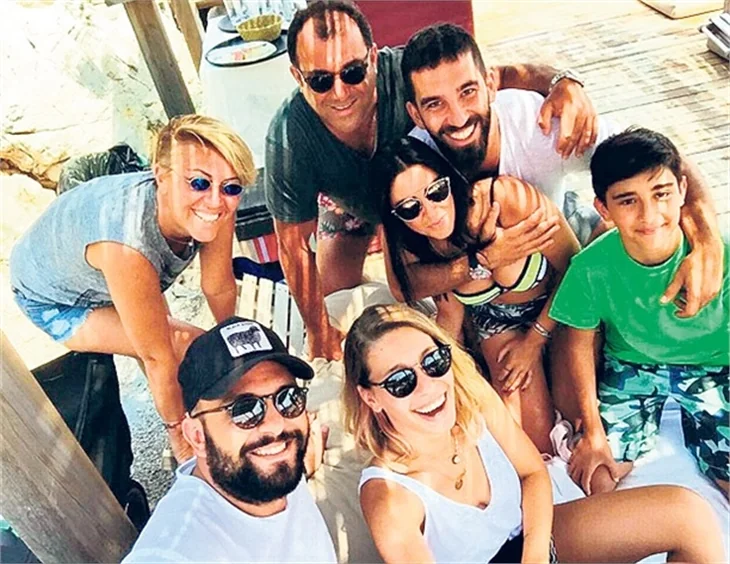 Arda Turan'dan Aslıhan Doğan'a öpücük