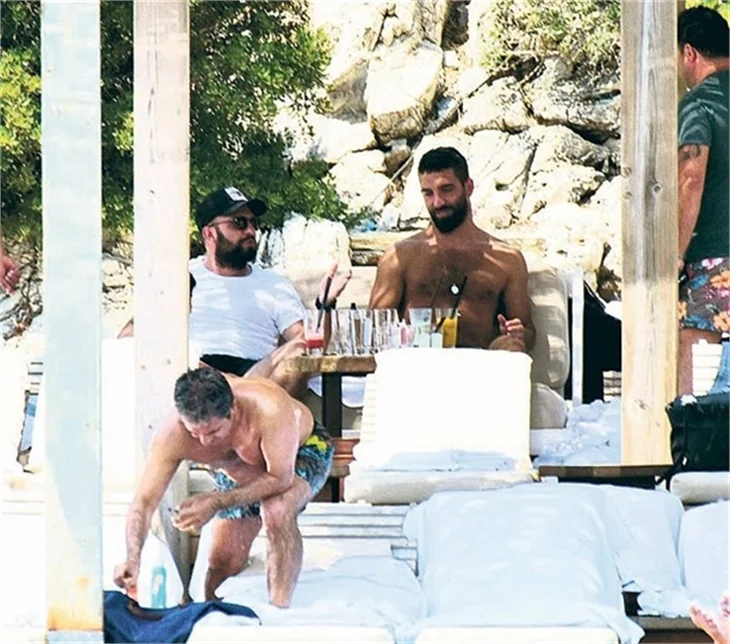 Arda Turan'dan Aslıhan Doğan'a öpücük