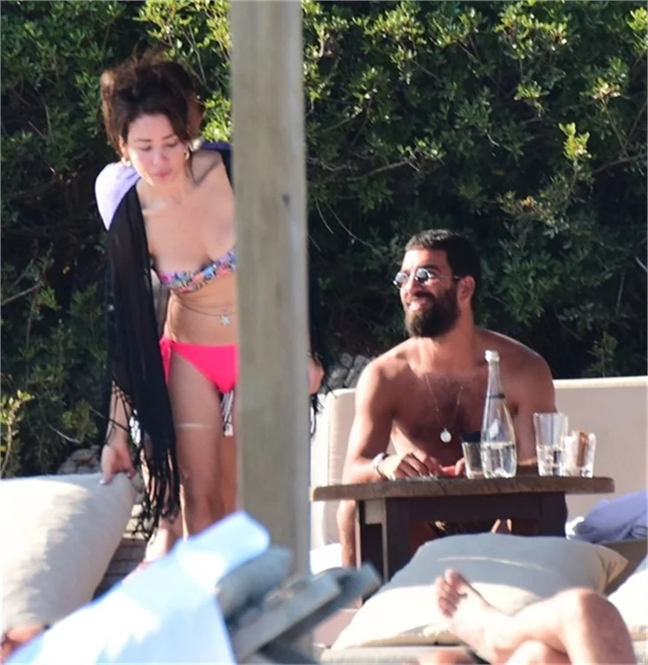 Arda Turan'dan Aslıhan Doğan'a öpücük