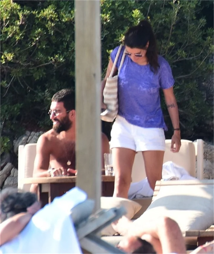 Arda Turan'dan Aslıhan Doğan'a öpücük
