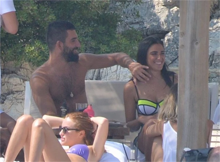 Arda Turan'dan Aslıhan Doğan'a öpücük