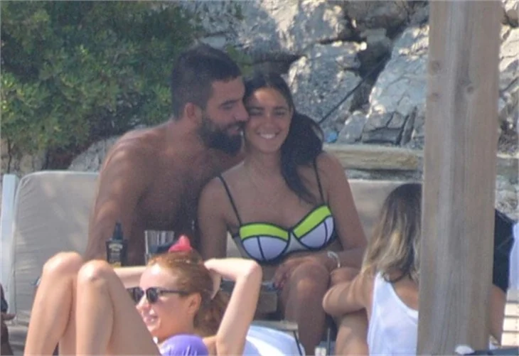 Arda Turan'dan Aslıhan Doğan'a öpücük