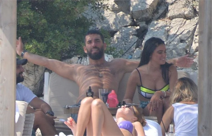 Arda Turan'dan Aslıhan Doğan'a öpücük