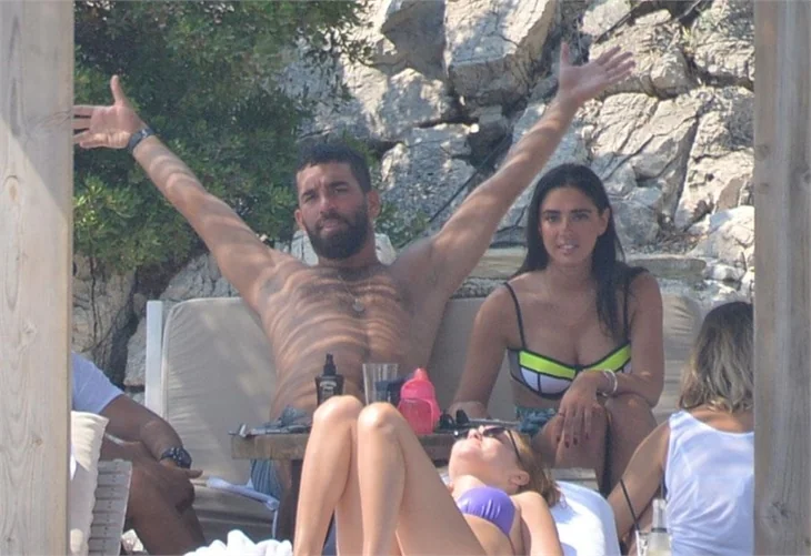 Arda Turan'dan Aslıhan Doğan'a öpücük
