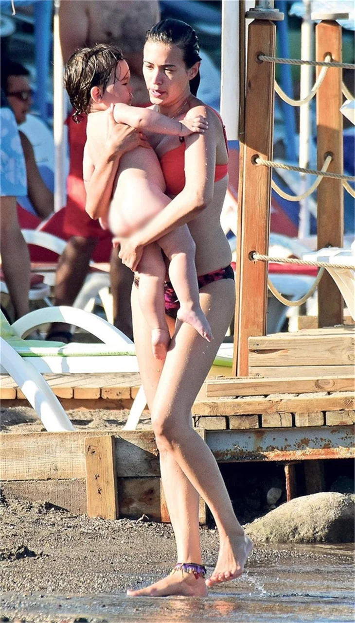 Ecem Üstündağ ve küçük "Muro" tatilde