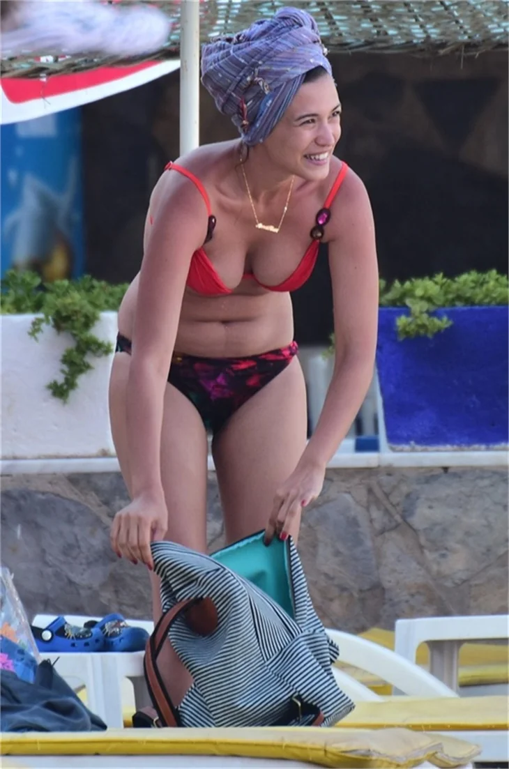 Ecem Üstündağ ve küçük "Muro" tatilde