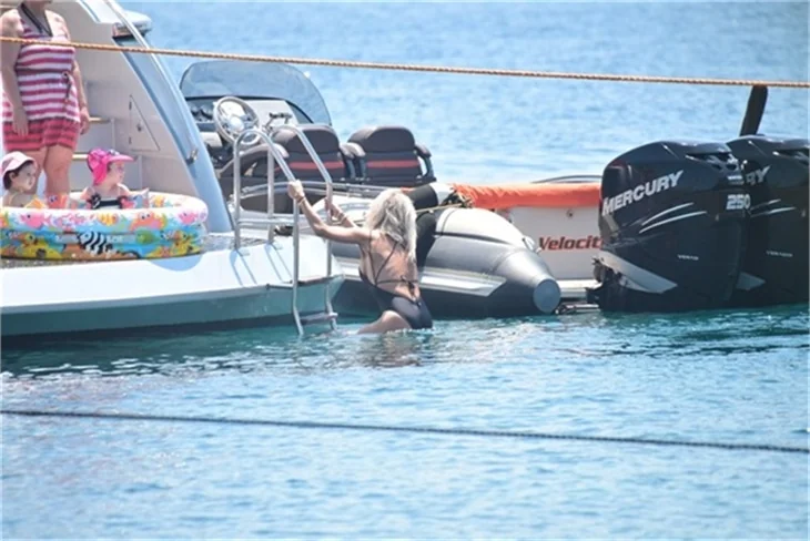 Hande Acar'ın denizde zor anları!
