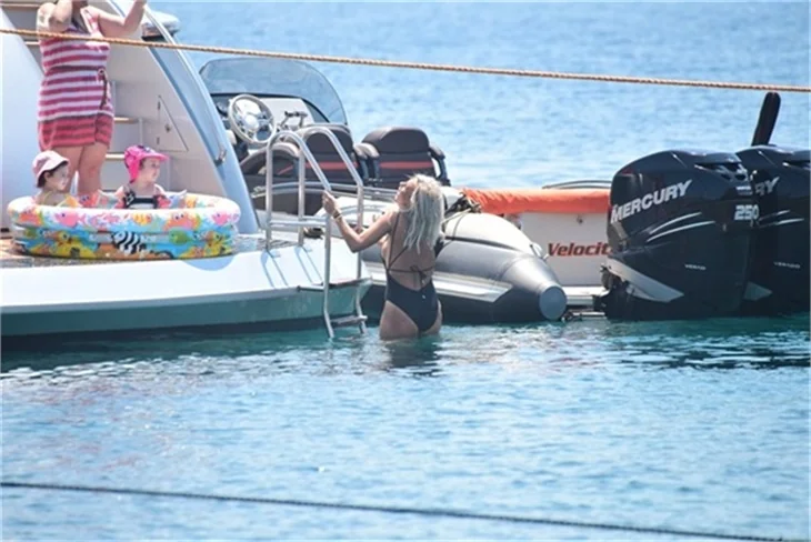 Hande Acar'ın denizde zor anları!