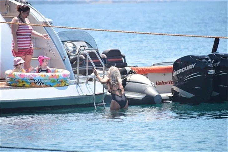 Hande Acar'ın denizde zor anları!