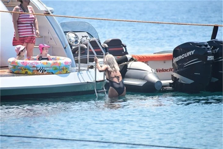Hande Acar'ın denizde zor anları!