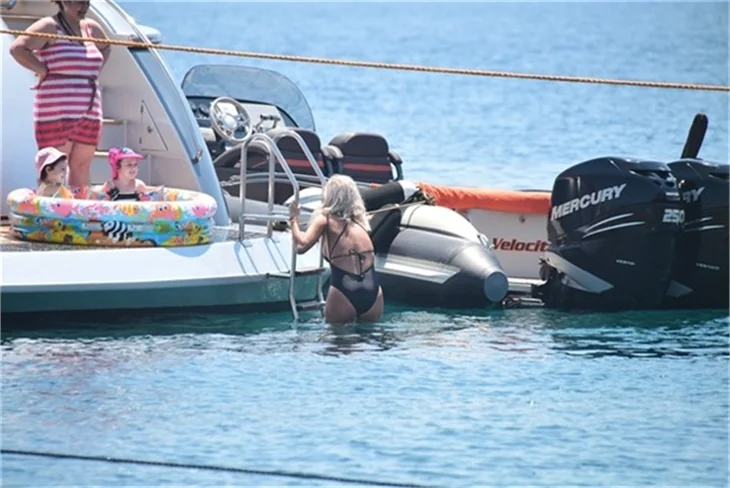 Hande Acar'ın denizde zor anları!