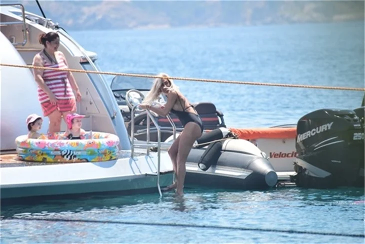 Hande Acar'ın denizde zor anları!
