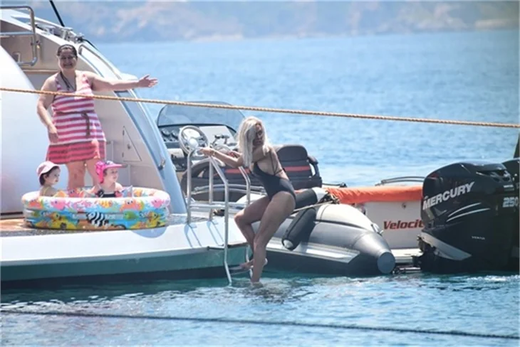 Hande Acar'ın denizde zor anları!