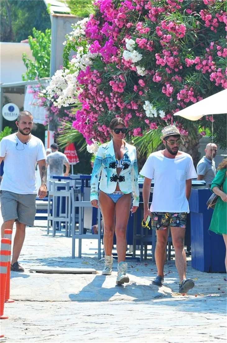 Ünlülerin plajlarda şıklık yarışı!