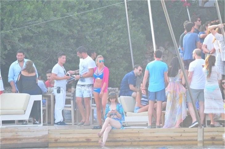 Ünlülerin plajlarda şıklık yarışı!