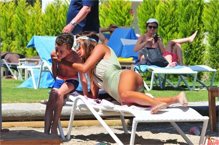 Ünlülerin plajlarda şıklık yarışı!