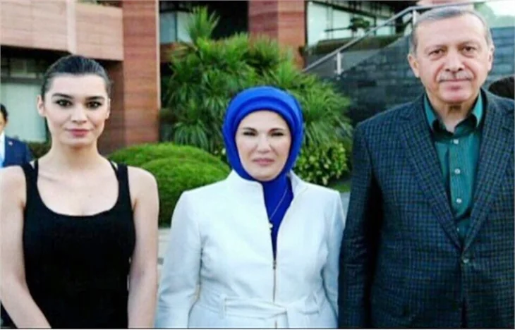 Cumhurbaşkanı iftar yemeğinde ünlü isimlerle buluştu!