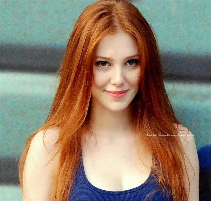 Elçin Sangu ilkokul fotoğrafıyla şaşırttı