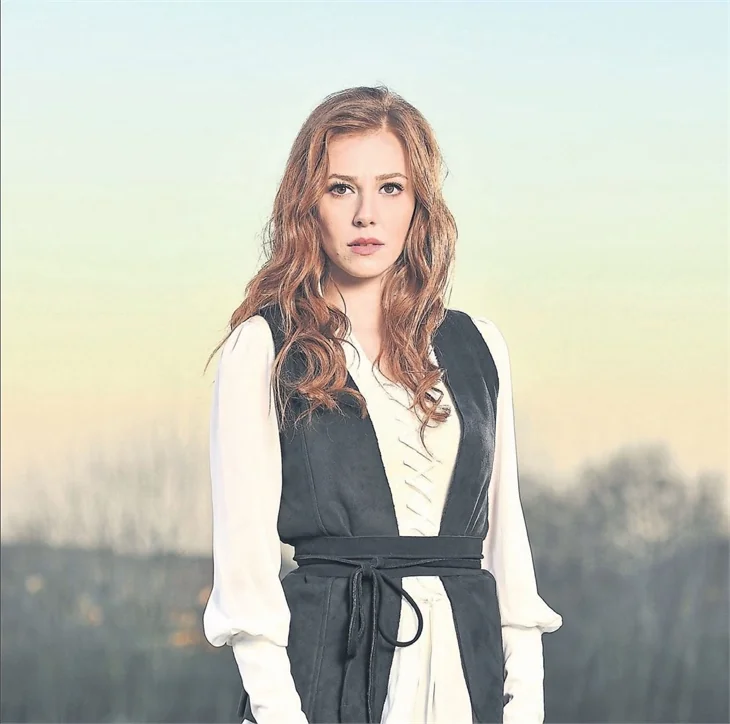 Elçin Sangu ilkokul fotoğrafıyla şaşırttı