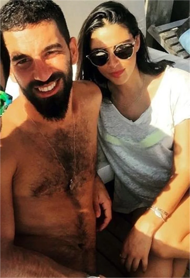 Arda Turan Gerard Pique'ye komşu oluyor