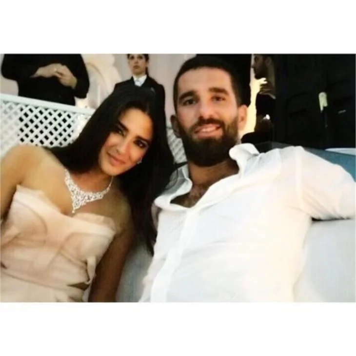 Arda Turan Gerard Pique'ye komşu oluyor