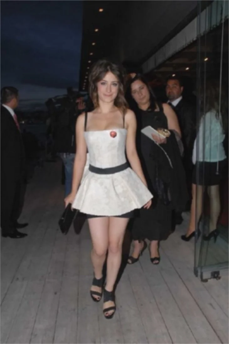 Hazal Kaya'nın İranlı hayranı kâbusu oldu!