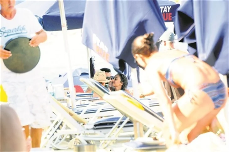 Kenan İmirzalıoğlu Sinem Kobal'sız tatile çıktı!