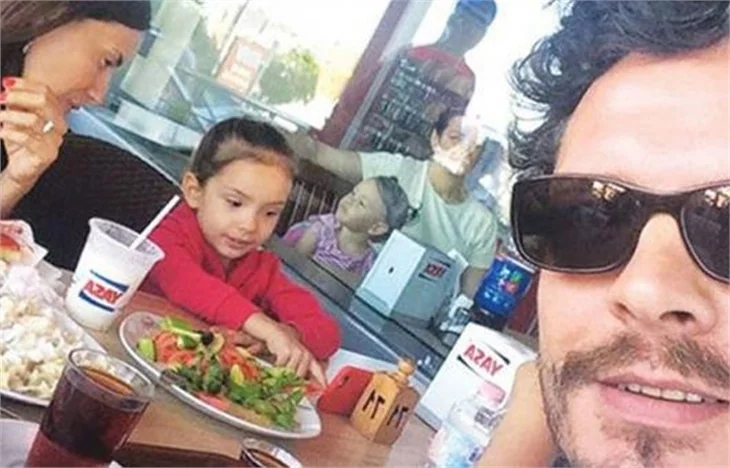 Boşanmanın ardından mutlu aile pozu