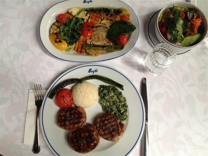 Etin usta ismi: Beyti Restaurant