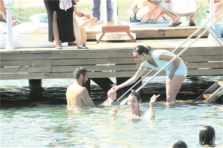 Burak Yılmaz ailesi ile tatile devam ediyor