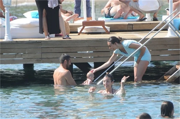 Burak Yılmaz ailesi ile tatile devam ediyor