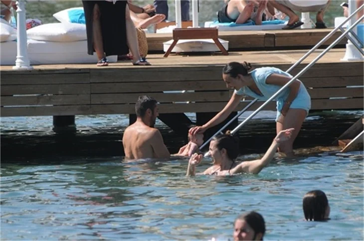 Burak Yılmaz ailesi ile tatile devam ediyor