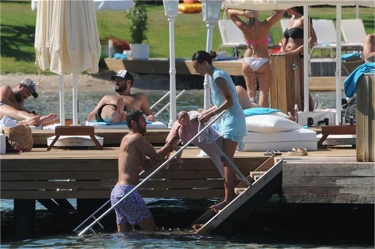 Burak Yılmaz ailesi ile tatile devam ediyor