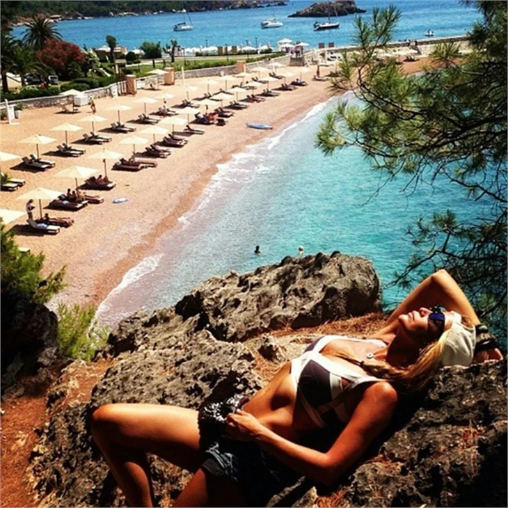 Ivana Sert'in seksi tatil kareleri