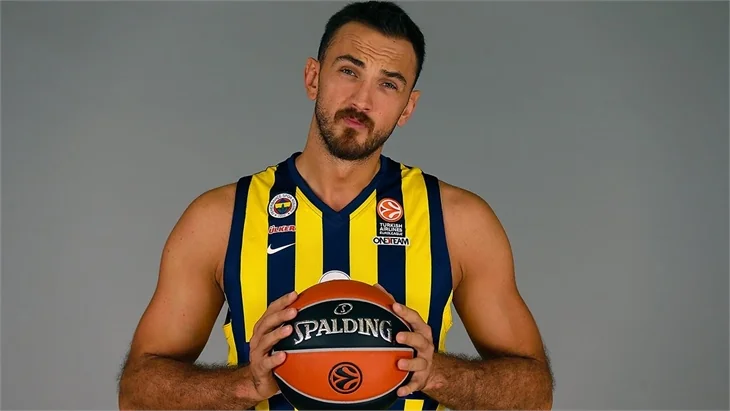 Saba Tümer milli basketbolcu ile yakalandı