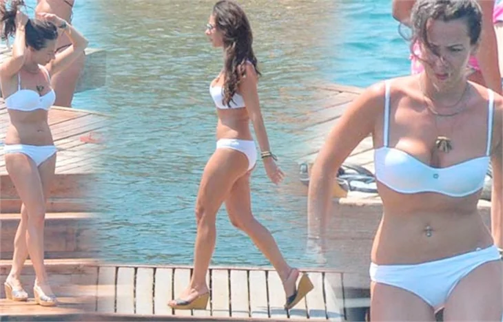 Beyaz bikinili güzel