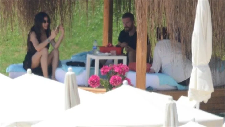 Engin Öztürk arkadaşlarıyla tatilde