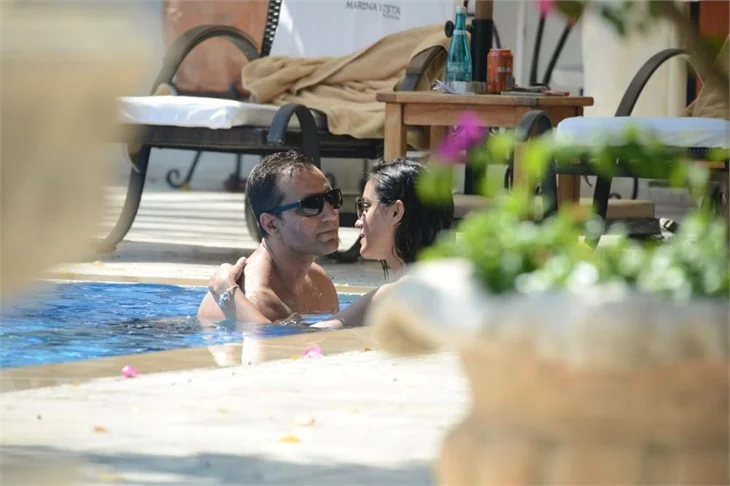 Rafet El Roman eşi ile tatilde