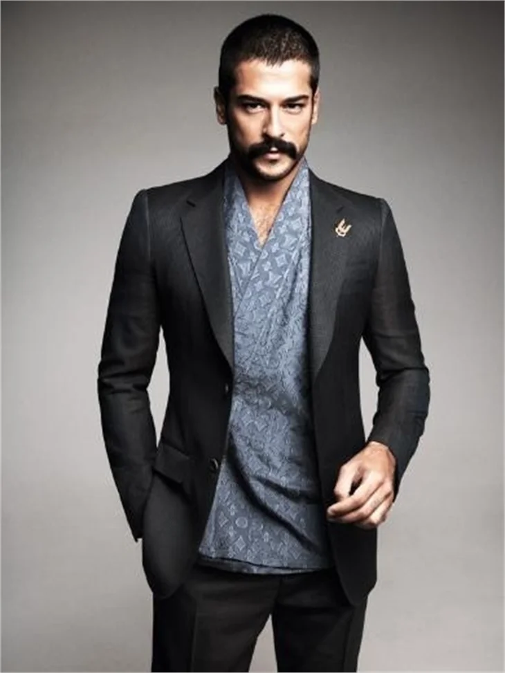 Burak Özçivit yeni filmi için Neslihan Atagül'ün peşinde