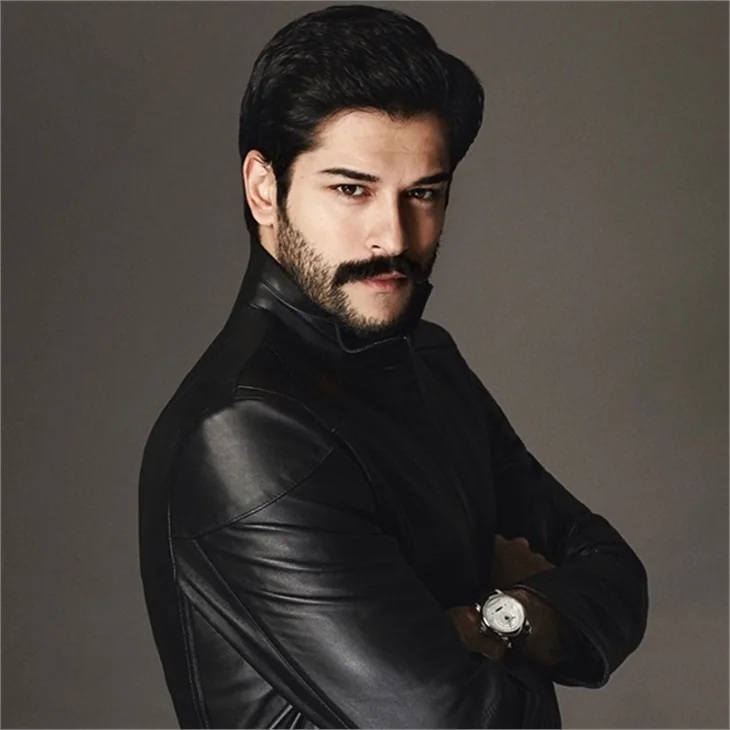 Burak Özçivit yeni filmi için Neslihan Atagül'ün peşinde