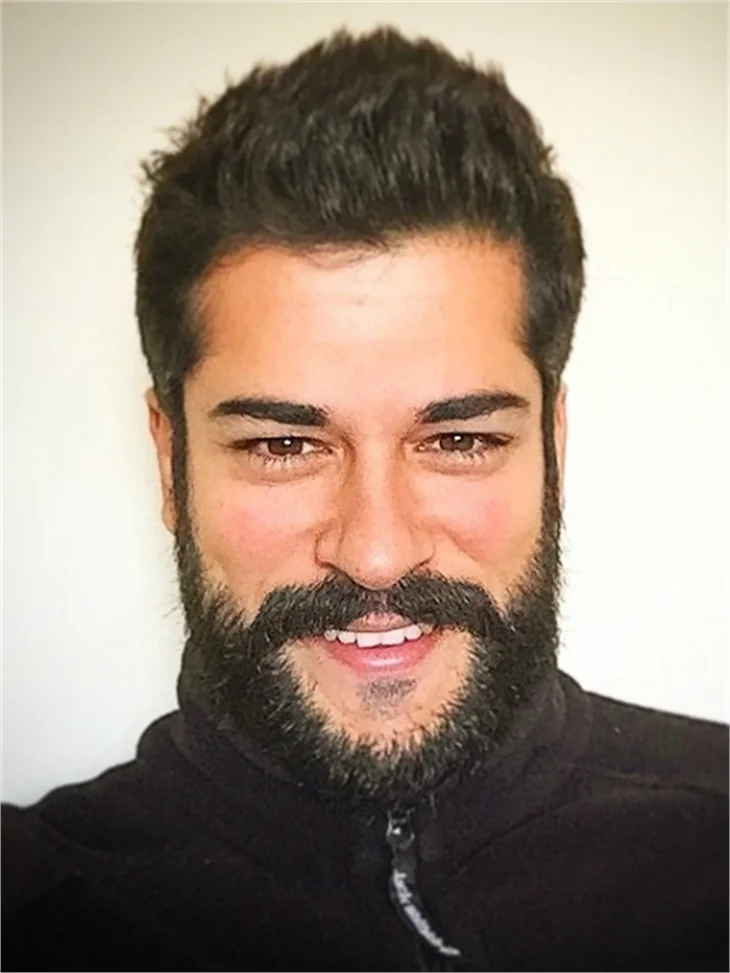 Burak Özçivit yeni filmi için Neslihan Atagül'ün peşinde