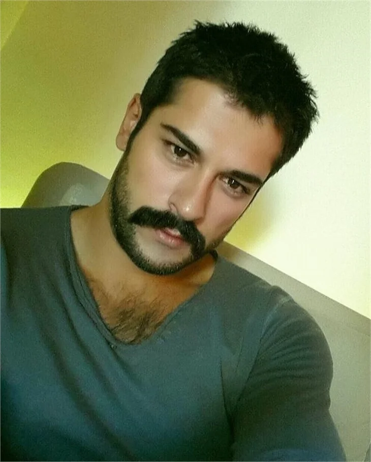 Burak Özçivit yeni filmi için Neslihan Atagül'ün peşinde