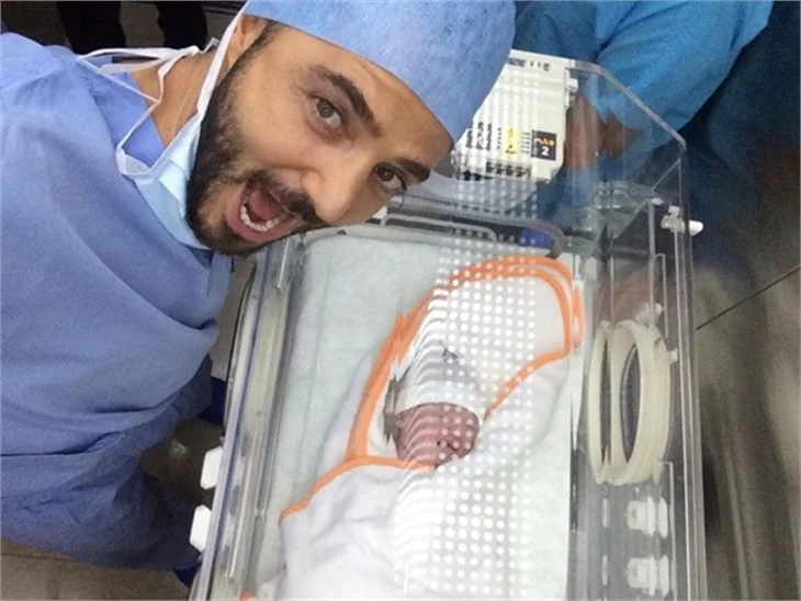 Gökhan Özen eşinin doğumuna girdi