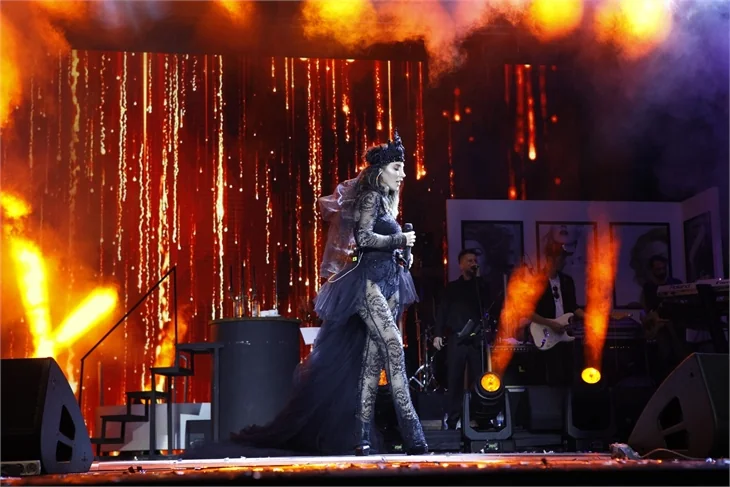 Hande Yener'den Harbiye'de büyük şov!